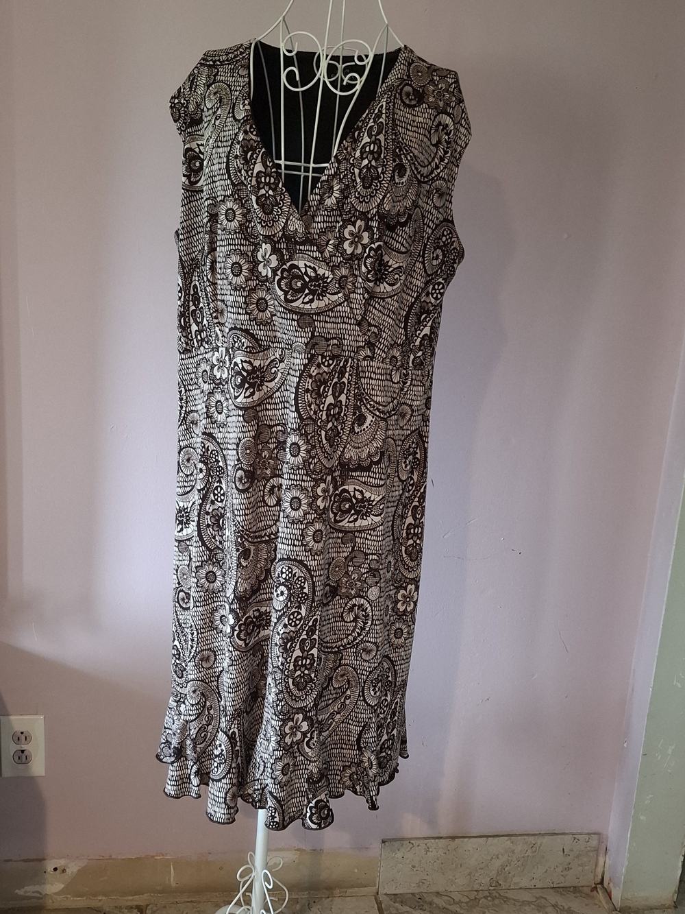 Glamour Black and White Paisley V-Neck Sleeveless Dress